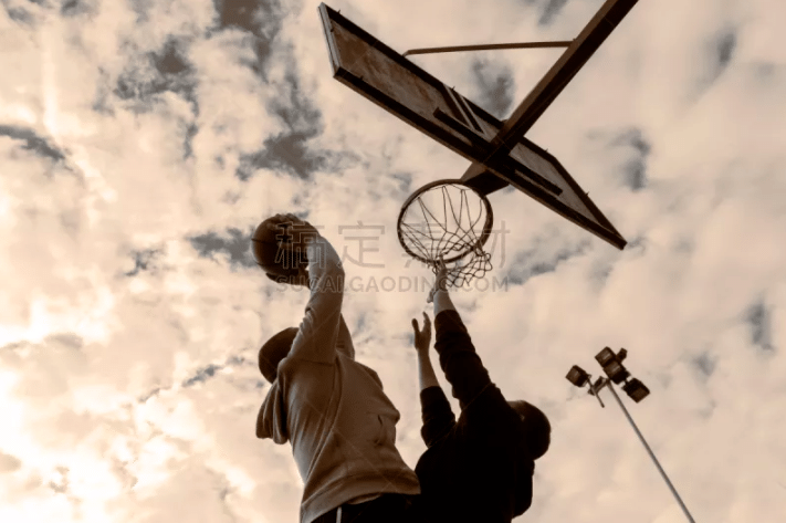 侠记：多位高管表示 浓眉的年龄&伤病史&续约意愿让交易价值偏低